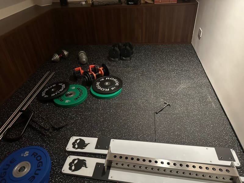 Een open raam in een fitnessruimte waar frisse lucht naar binnen stroomt.